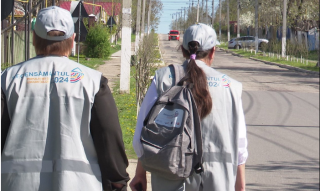 Teleradio Moldova | Recenzorii, din casă în casă, la Răzeni: Localnicii salută desfășurarea recensământului